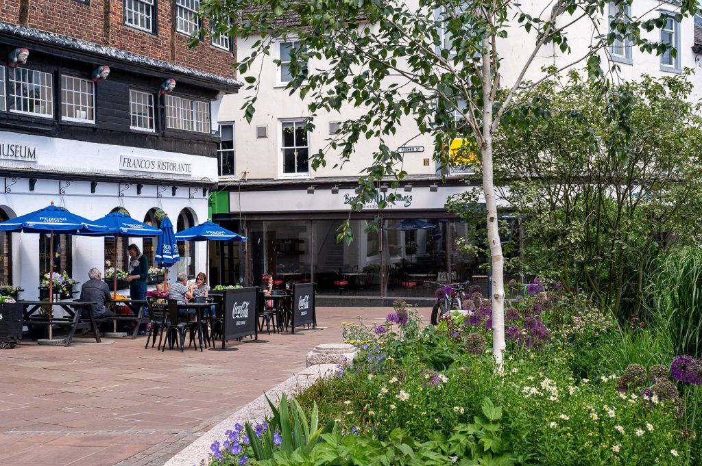 Outdoor cafe and dining at Carlisle Francos